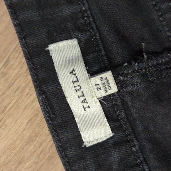 Aritzia, Talula, 27, black low-rise short shorts - Picture 3 of 4